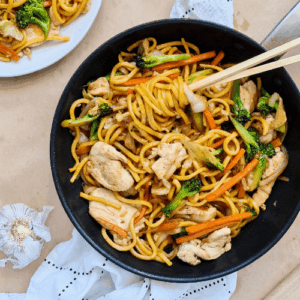 chinese stir fry noodles with chicken breast & veggies